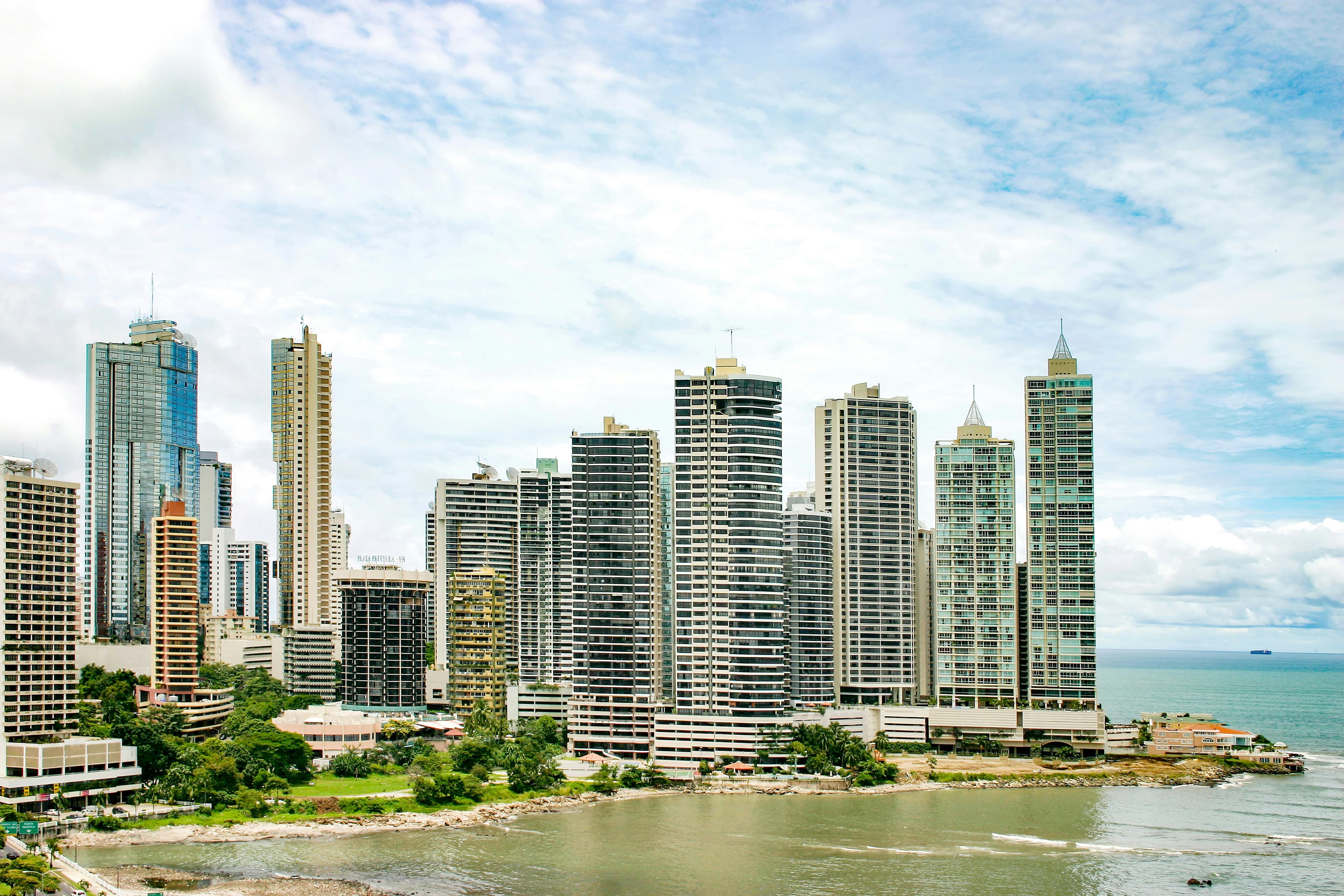 Edificios del área bancaria de Ciudad de Panamá junto al agua bajo un cielo despejado