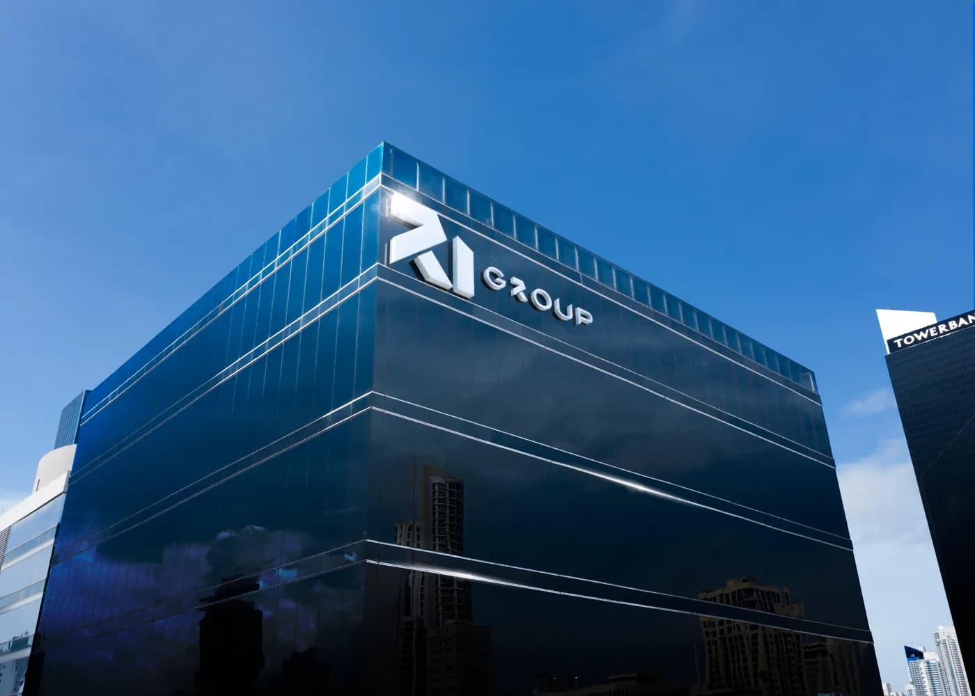 Edificio corporativo de RI Group Panamá, con el logotipo en la fachada de cristal