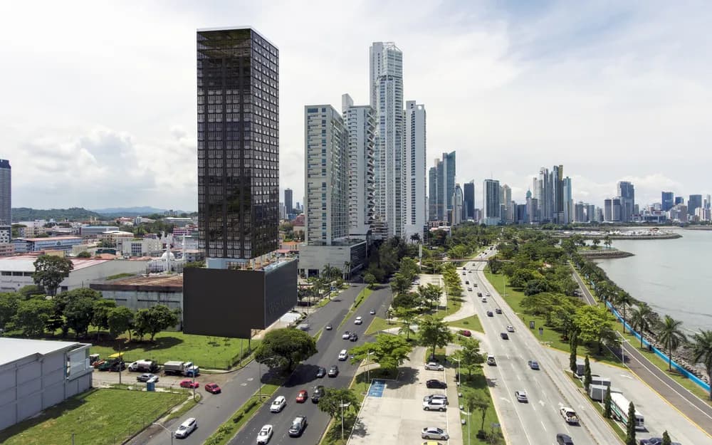 Vista aérea de Avenida Balboa con la Cinta Costera, el tráfico y la bahía de Ciudad de Panamá